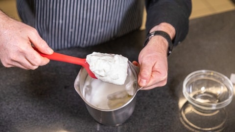 Erdbeer-Sahne-Schnitten backen: Eigelbe mit dem Zucker und dem Vanillezucker gut schaumig, danach das Eiweiß mit dem Salz steif schlagen. 