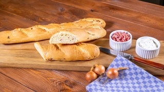 Herzhaftes Baguette mit Speckwürfel backen: 