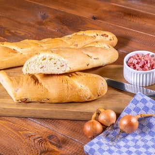 Herzhaftes Baguette mit Speckwürfel backen: 