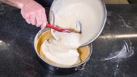 Schmandkuchen mit frischen Früchten backen