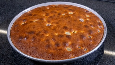 Den fertigen Traubenkuchen aus dem Ofen nehmen und vor dem Servieren mit Puderzucker bestreuen.