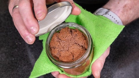 Das Glas mit dem frischen Kuchen wird, wie im Rezept beschrieben, direkt nach dem Backen verschlossen.