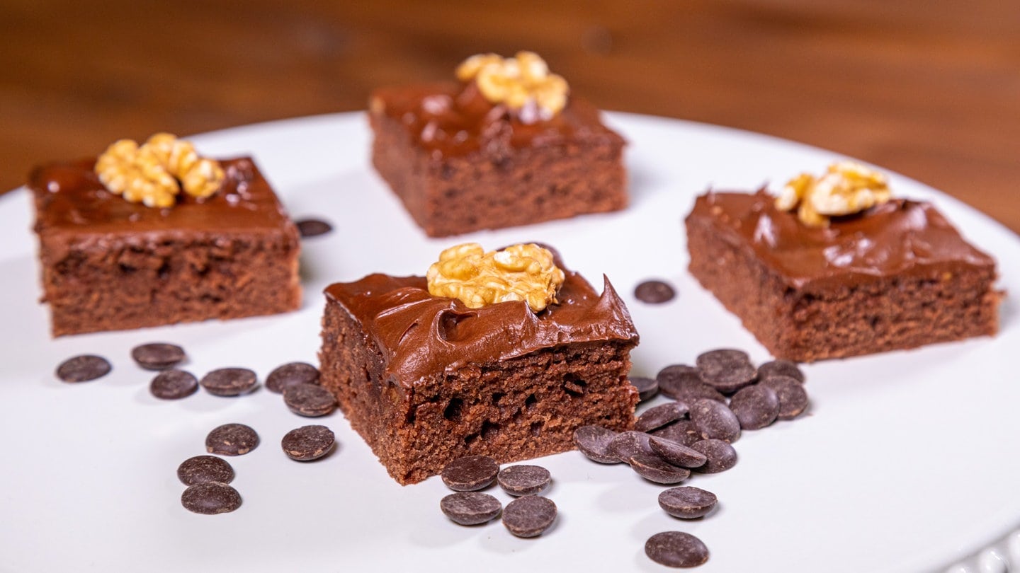 Rezept Schokokuchen: Leckerer Schokoladenkuchen mit Schoko-Ganache und Walnüssen.