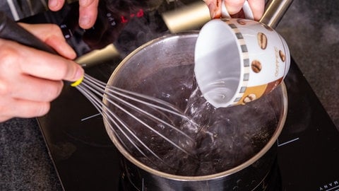 Rezept Schokokuchen: Wasser dazugeben und sprudelnd kochen lassen.