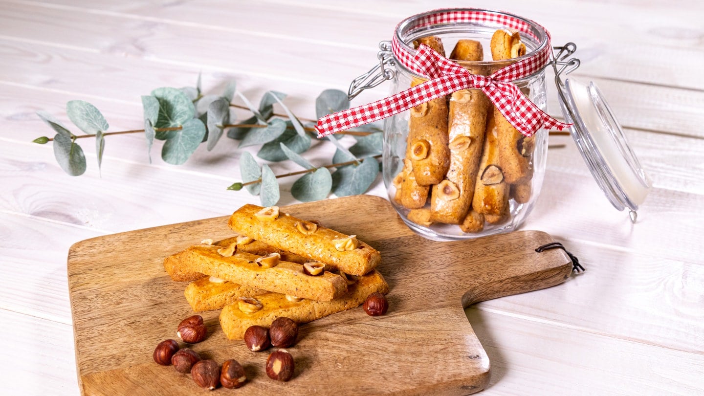 Rezept für Nussgebäck: Leckere und knusprige Nussstangen mit Haselnüssen.