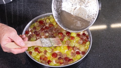 Rezept Obstkuchen mit Weintrauben: Die Trauben mit Tortenguss bestreichen.