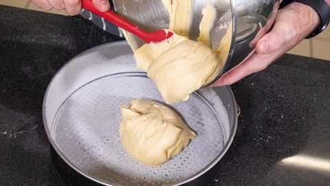 Rezept Obstkuchen mit Weintrauben: Rührteig herstellen und in eine eingefettete Kuchenform streichen.