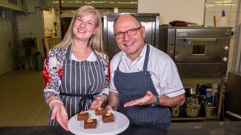 Rezept Schokokuchen: SWR4 Konditor Joachim Habiger und SWR4 Früh-Moderatorin Olivia Powell mit dem fertigen Schokoladenkuchen.