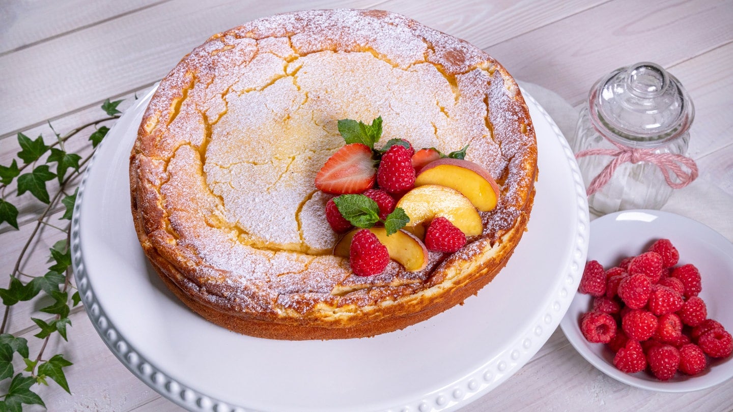 Einfacher Käsekuchen ohne Rand – schnelles Rezept zum Backen und verziert mit Früchten.