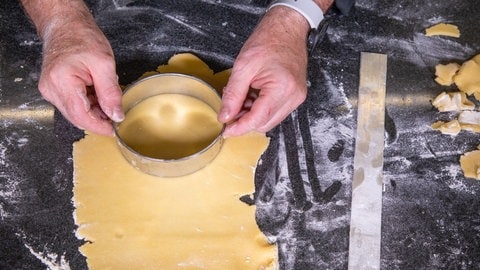 Pfirsichtartelettes backen: Den Mürbeteig ausstechen.