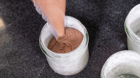 Der Teig für den Kuchen im Glas wird in die Gläser gefüllt. Dann kommen die Gläser zum Backen in den Ofen. Danach ist der Kuchen lange haltbar.