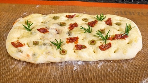 Italienisches Focaccia Rezept: Nach 25 Minuten bei 180 Grad im Backofen ist das Focaccia goldgelb gebacken.