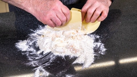 Schmandkuchen mit frischen Früchten backen