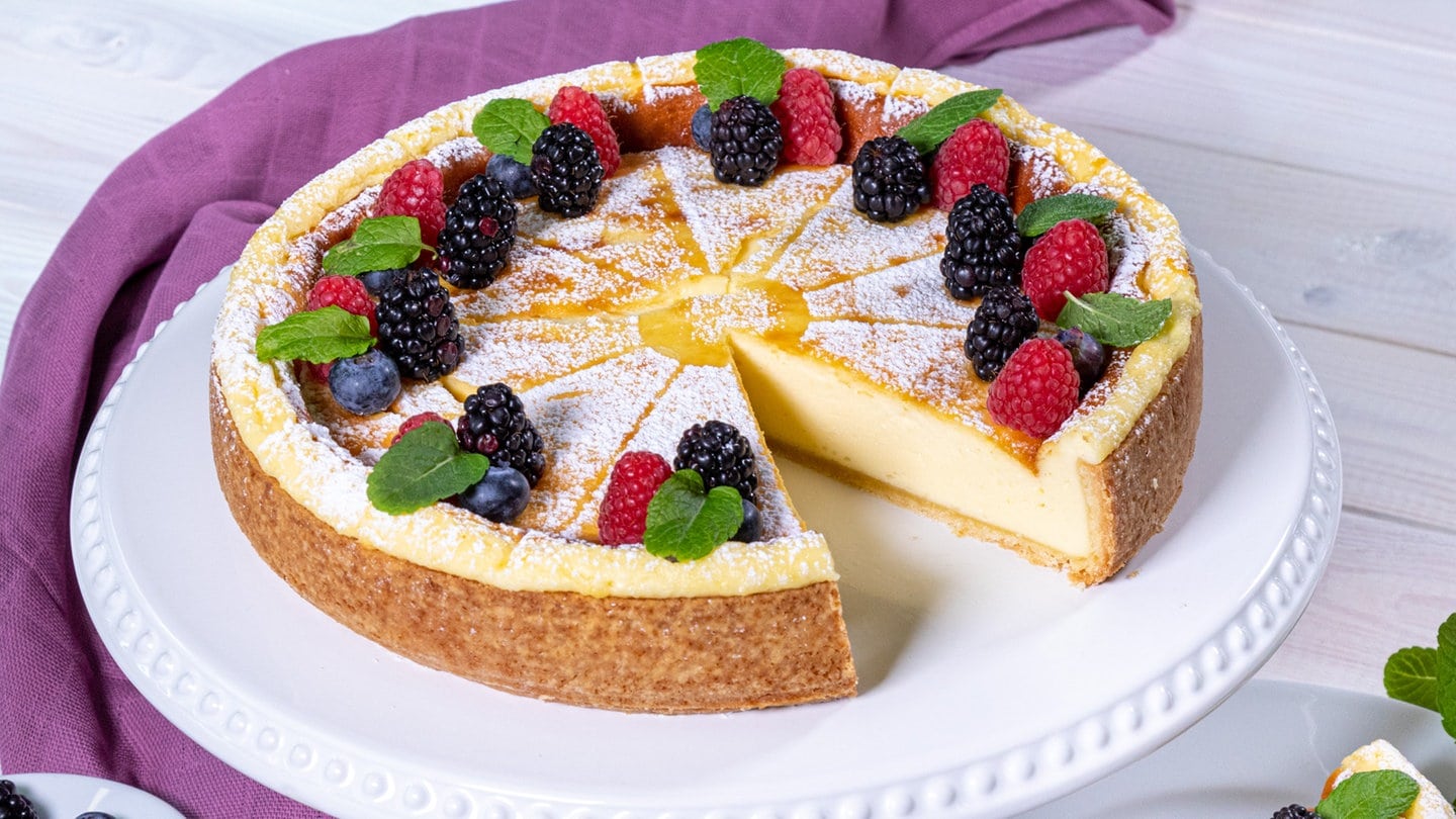 Schmandkuchen mit frischen Früchten backen