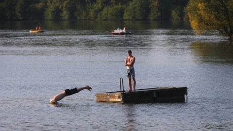 Badegäste vergnügen sich auf dem Bucherstausee bei Ellwangen (Ostalbkreis)