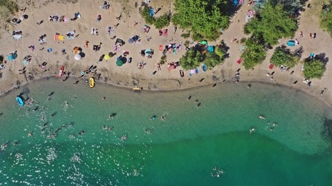 Der Badesee "Rheinauer See" im Mannheimer Süden ist im Sommer gut besucht.