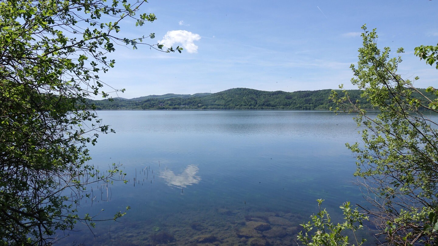 Der größte See in der Eifel ist der Laacher See.