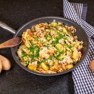 Eine Pfalle mit Hoppelpoppel: Das Bauernfrühstück aus Berlin, war in der DDR Kult. Dis heute setht das Rezept für solide, leckere Hausmannskost. 