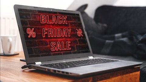 Ein Notebook mit dem Schriftzug "Black Friday" auf dem Display.