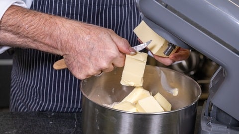 Alle Zutaten für den Marzipanstollen-Teig werden mit der Rührmaschine verarbeitet.