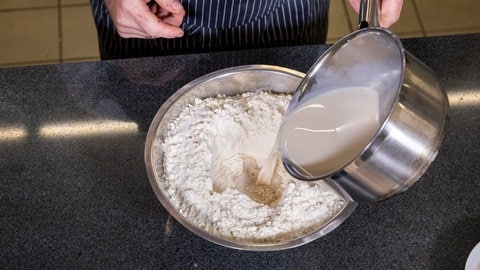 Für den Marzipanstollen wird erst ein Vorteig hergestellt.