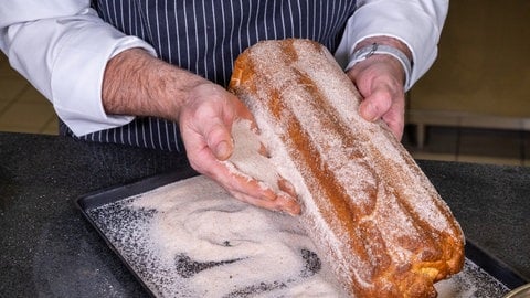 Fertig gebackener Marzipanstollen