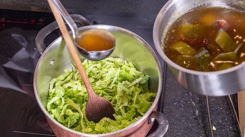 Entenbrust in Orangensauce mit Wirsing: Das Gemüse wird mit frischer Brühe angelöscht.