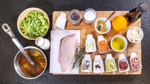 Entenbrust in Orangensauce mit Wirsing: Alle Zutaten für das Weihnachtsmenü auf einem Tisch.