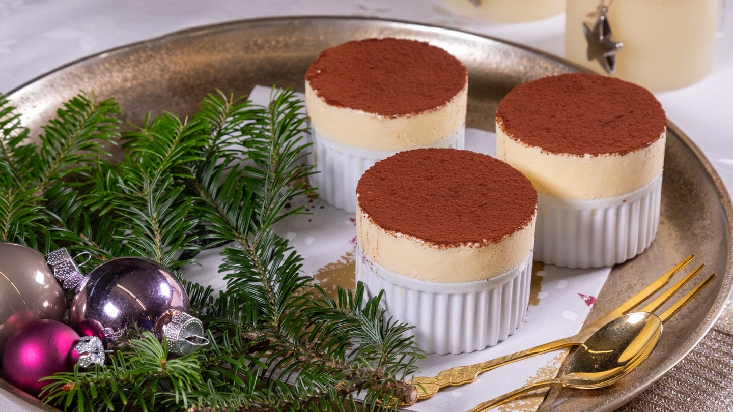 Rezept Orangenparfait, Dessert für Weihnachten: Die servierfertigen Parfaits stehen auf einem weihnachtlich dekorierten Tisch.