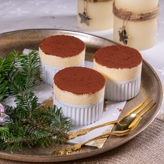 Rezept Orangenparfait, Dessert für Weihnachten: Die servierfertigen Parfaits stehen auf einem weihnachtlich dekorierten Tisch.