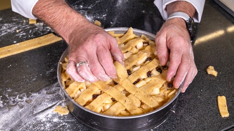 Apfelkuchen mit Gitter aus Mürbeteig: Die feinen Steifen aus Teig werden ganz einfach zu einem Gitternetz auf den Kuchen mit Äpfeln gelegt.