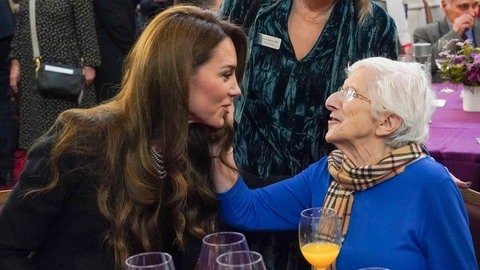 London, Vereinigtes Königreich. Kate Middleton, die Prinzessin von Wales, mit der Holocaust-Überlebenden Yvonne Bernstein bei einer Veranstaltung in London zum Gedenken an den Holocaust-Gedenktag und an den 80. Jahrestags der Befreiung von Auschwitz.