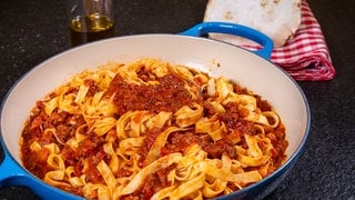 Ragù alla Bolognese: Die original italienische Soße ist mit Nudeln einfach angerichtet in einer Pfanne.