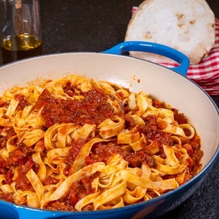 Ragù alla Bolognese: Die original italienische Soße ist mit Nudeln einfach angerichtet in einer Pfanne.