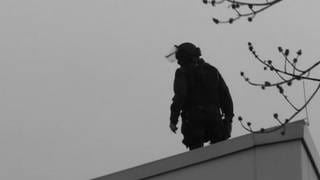 Ein Polizist steht beim Amoklauf von Winnenden auf einem Dach