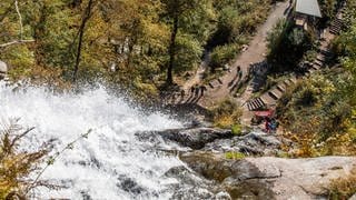 Wassermassen stürzen eine Felshang in Todtnau im Schwarzwald hinunter