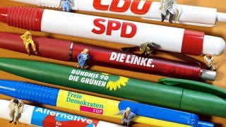 Kugelschreiber der großen Parteien mit Miniaturfiguren