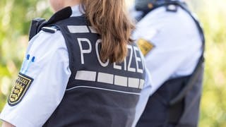 ine Polizistin und ein Polizist stehen im August 2017 in Kirchheim unter Teck (Kreis Esslingen).