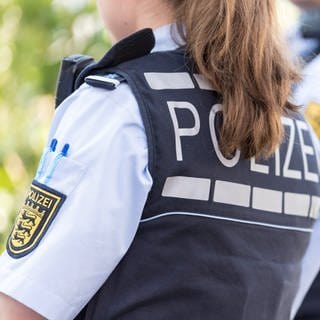 ine Polizistin und ein Polizist stehen im August 2017 in Kirchheim unter Teck (Kreis Esslingen).