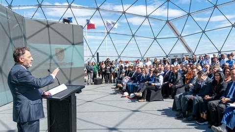 Der Vorstandsvorsitzende von HIF Globel, César Norton, bei der Eröffnung der ersten kommerziellen eFuel-Anlage.