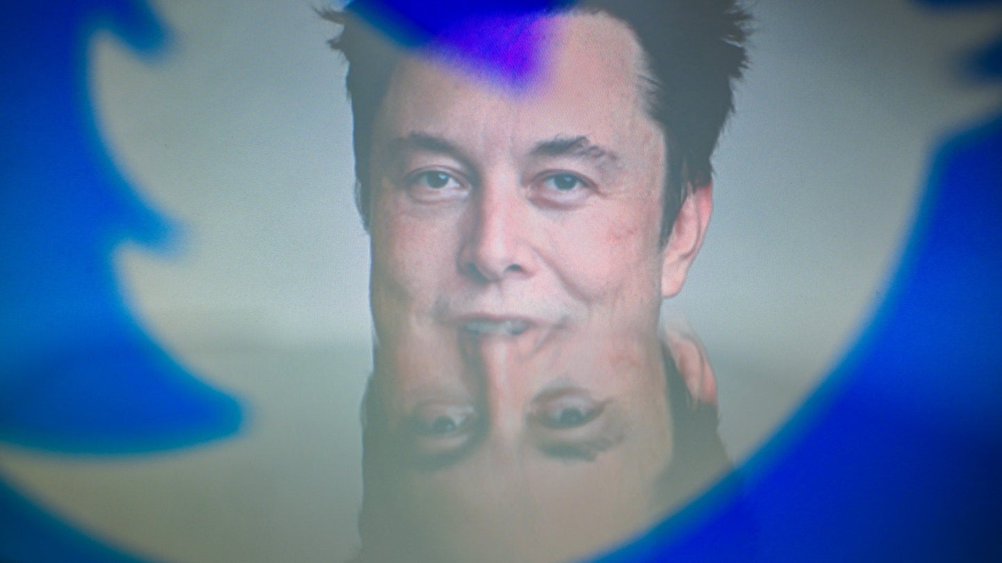 Elon Musk, CEO von Tesla und SpaceX, hinter den Silhouetten des Twitter-Logos.