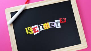 Schriftzug Gender* auf Schreibtafel