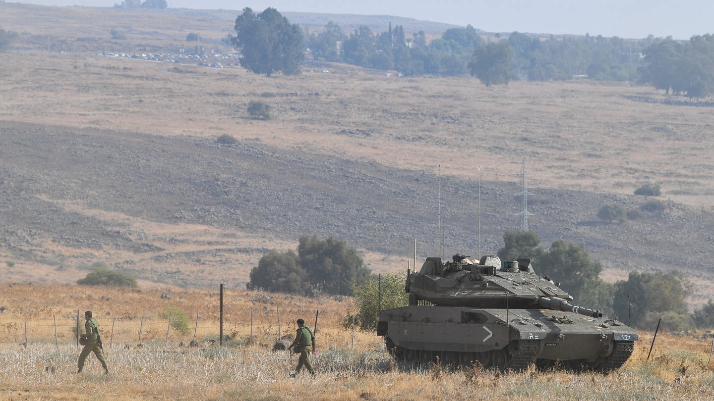 Ein israelischer Panzer bezieht nahe der Grenze zu Libanon Stellung.