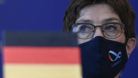 CDU-Chefin Annegret Kramp-Karrenbauer mit Mund-Nasen-Maske.