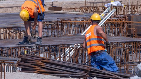Bauarbeiter arbeiten an einem Fundament. Die Bundesagentur für Arbeit präsentierte ihre Monatsstatistik für den deutschen Arbeitsmarkt.