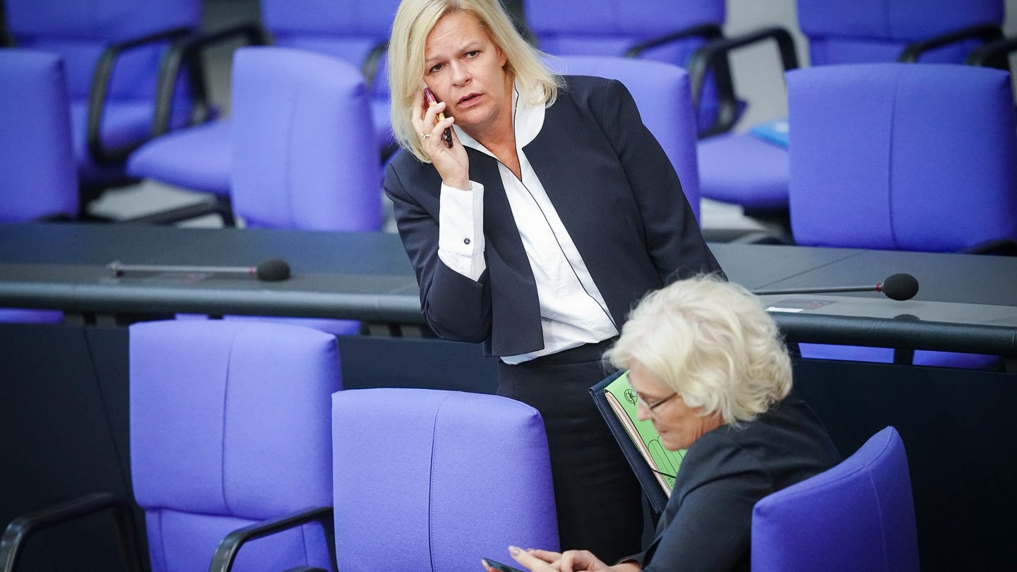 Nancy Faeser (l, SPD), Bundesministerin für Inneres und Heimat, und Christine Lambrecht (SPD), Bundesministerin der Verteidigung, nehmen an der Haushaltswoche im Bundestag teil.