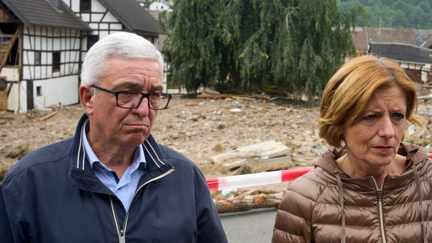 Die rheinland-pfälzische Ministerpräsidentin Malu Dreyer und Innenminister Roger Lewentz (beide SPD) sprechen in Schuld mit einem Anwohner.