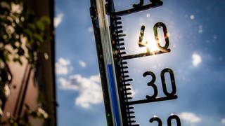 Ein Thermometer zeigt fast 40 Grad Celsius an.