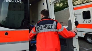 Ein Notarzt öffnet die Tür eines Rettungswagens.