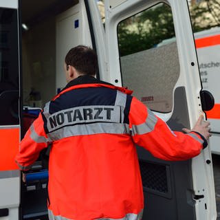 Ein Notarzt öffnet die Tür eines Rettungswagens.